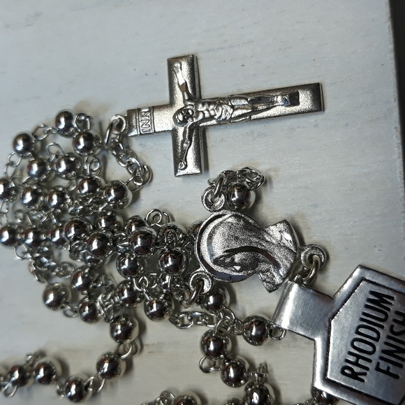 Rosary with Mary centerpiece Rhodium plated and Lightweight - Picture 3 of 3